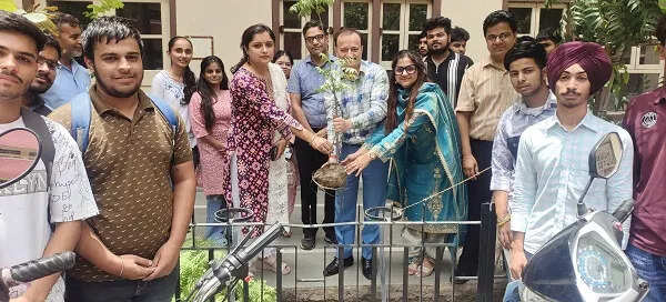 विश्व पर्यावरण दिवस पर डीएवी कॉलेज में वृक्षारोपण कार्यक्रम