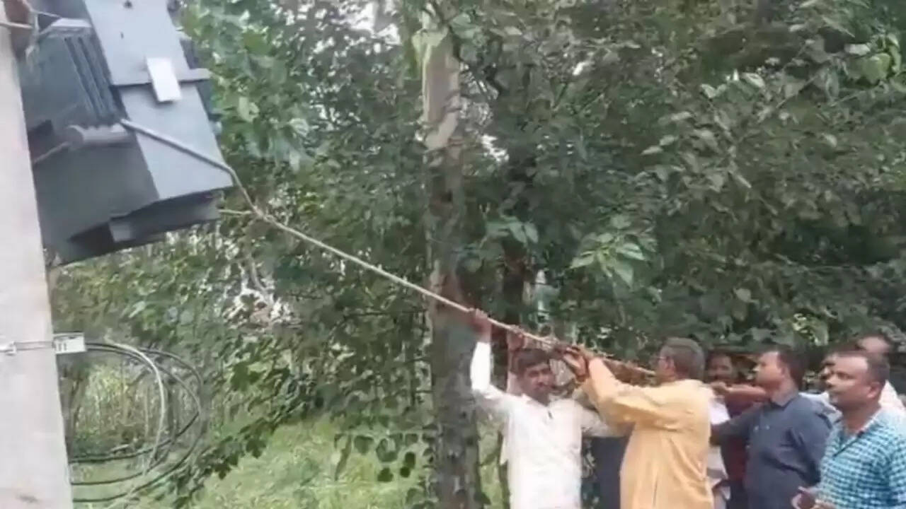 उत्तर प्रदेश में ट्रांसफार्मर विवाद: मंत्री को खुद करना पड़ा कार्यवाही