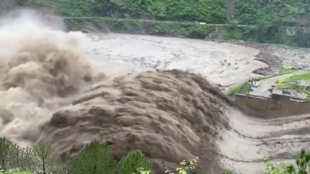 जम्मू-कश्मीर में बादल फटने से बाढ़ की स्थिति, प्रशासन ने जारी की चेतावनी