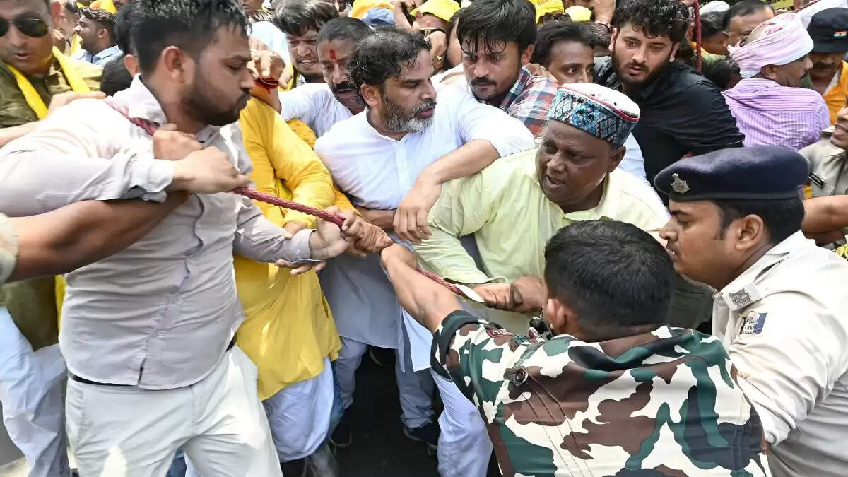 बिहार विधानसभा चुनाव: जनसुराज पार्टी पर पुलिस कार्रवाई, 2009 लोगों के खिलाफ FIR