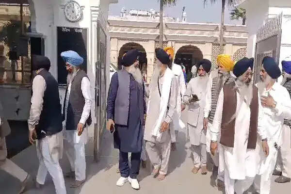 SGPC का नया ड्रेस कोड: सभी कर्मचारियों के लिए कुर्ता-पजामा अनिवार्य