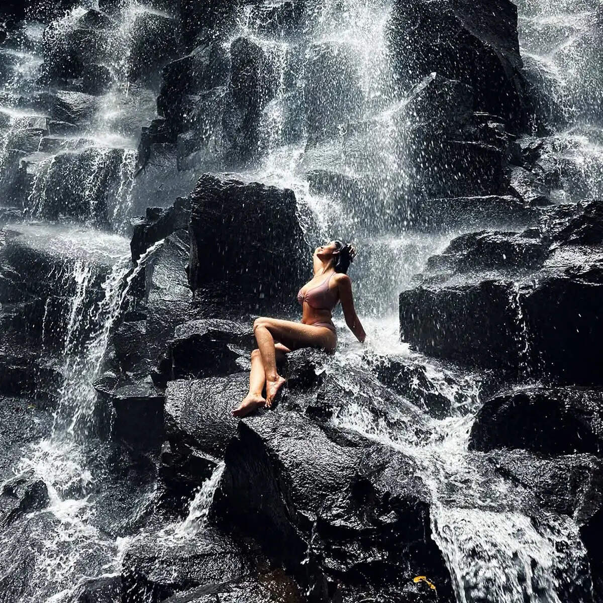 Malti Chahar का बोल्ड लुक: झरने के नीचे की तस्वीरें सोशल मीडिया पर छाईं