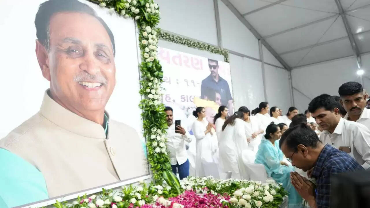 अरविंद केजरीवाल ने विजय रूपाणी को दी श्रद्धांजलि, विमान हादसे पर जताया दुख
