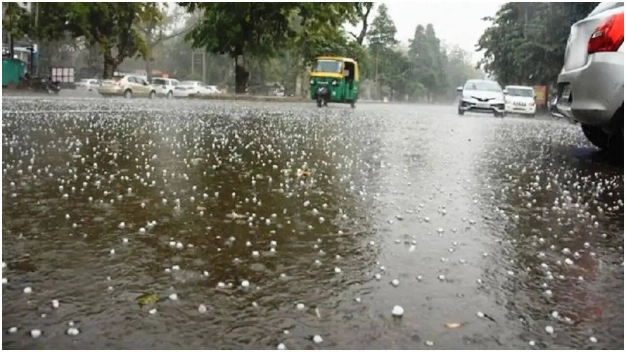 दिल्ली एनसीआर में मौसम ने बदला रंग, बारिश और ओले की बौछार