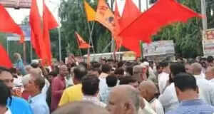 देवरिया में धर्म परिवर्तन के आरोप पर हिंदू संगठनों का विरोध प्रदर्शन