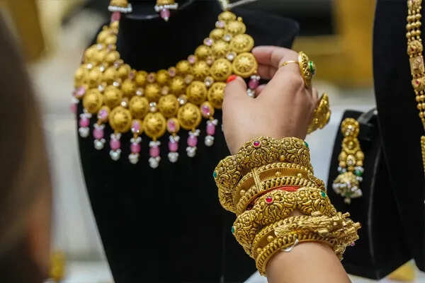 सोने और चांदी की कीमतों में ऐतिहासिक वृद्धि, निवेशकों में हलचल