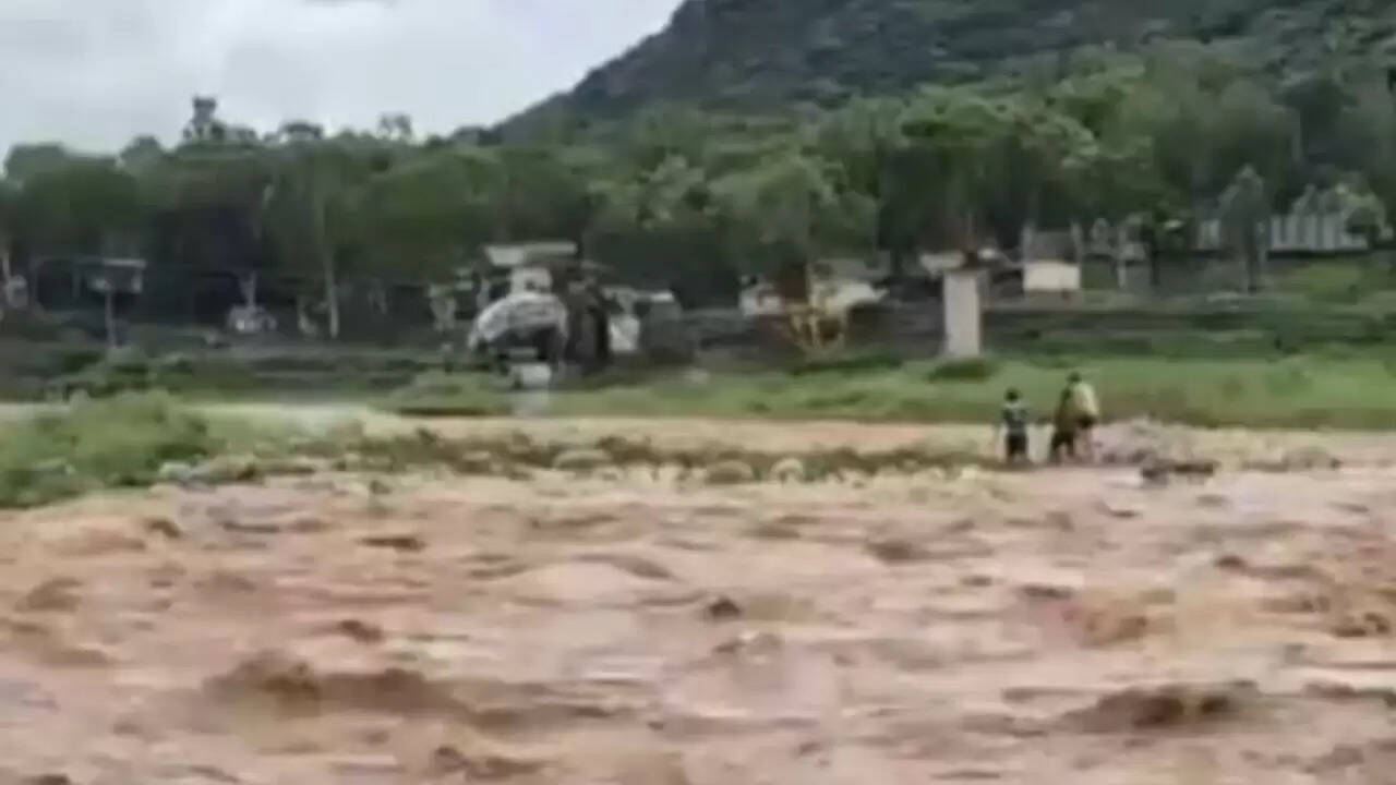जम्मू-कश्मीर में बाढ़ में फंसे बच्चे का सेना ने किया सफल रेस्क्यू