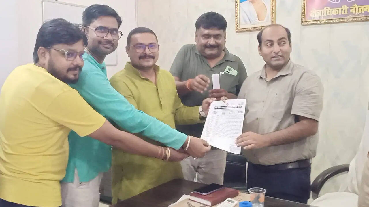 सोनौली में व्यापारियों का आक्रोश, हाईवे कट बंद करने पर आंदोलन की चेतावनी