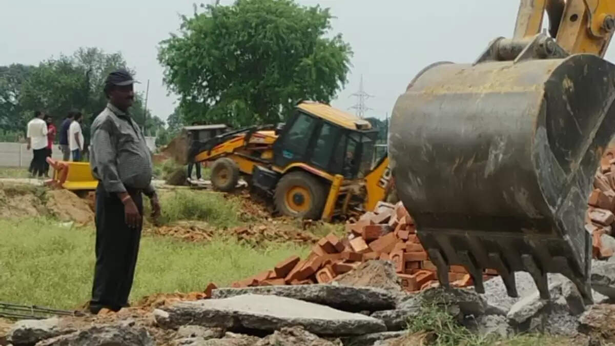 ग्रेटर नोएडा में अतिक्रमण हटाने गई टीम पर हमला