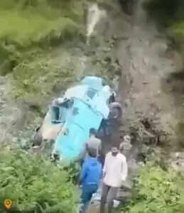 उधमपुर में सीआरपीएफ जवानों की गाड़ी खाई में गिरी, तीन की मौत