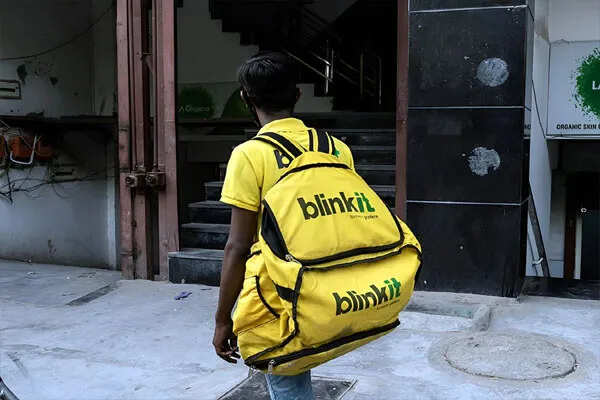 विरार में डिलीवरी एजेंट की शर्मनाक हरकत, लिफ्ट में किया पेशाब
