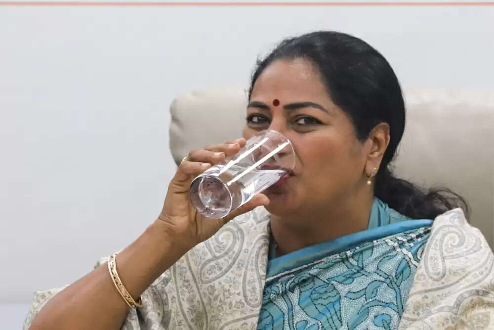 रेखा गुप्ता के विवादास्पद बयान पर सोशल मीडिया में चर्चा