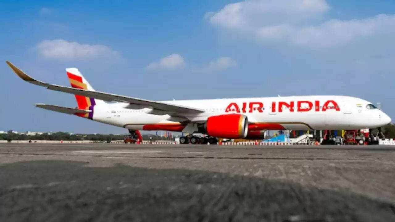 एयर इंडिया की फ्लाइट AI-159 तकनीकी खराबी के कारण उड़ान से हुई रद्द