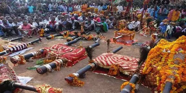 बस्तर दशहरा में शामिल हाेने के लिए आंगा देव को स्वयं आमंत्रित करते हैं, तहसीलदार