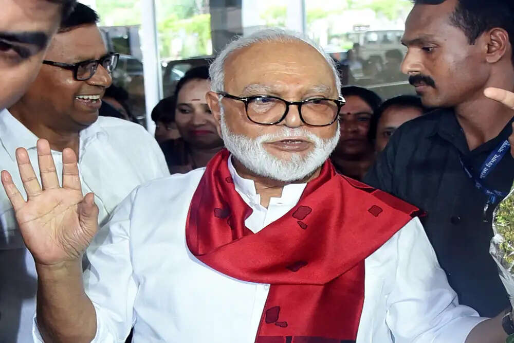 महाराष्ट्र में छगन भुजबल का हेलीकॉप्टर दुर्घटना से बाल-बाल बचा