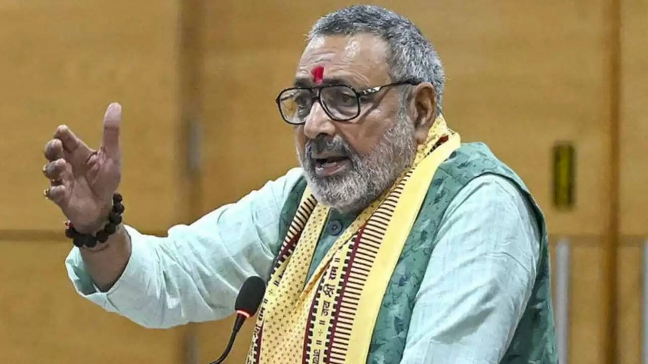 कांग्रेस पर गिरिराज सिंह का हमला: पीएम मोदी की मां के एआई वीडियो पर उठे सवाल