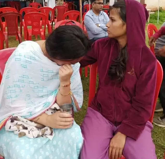 आंसुओं के सैलाब के बीच भाइयों के लिए राखी लेकर उत्तराखंड के धराली पहुंची दो बहनें