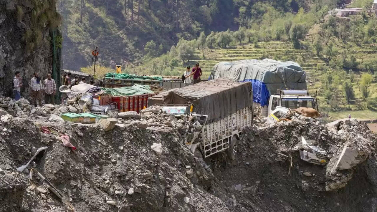 भारत में भारी बारिश से बाढ़ और भूस्खलन की स्थिति