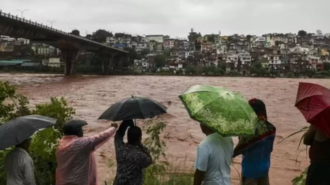 जम्मू-कश्मीर में मूसलधार बारिश: जनजीवन अस्त-व्यस्त, ट्रेन सेवाएं प्रभावित
