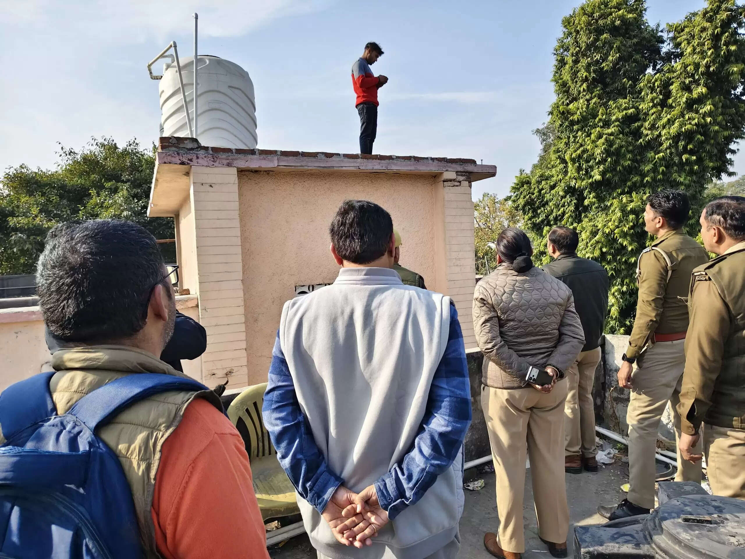 मुरादाबाद में श्रम विभाग के अधिकारी पर रिश्वत मांगने का आरोप, युवक ने आत्महत्या की कोशिश की