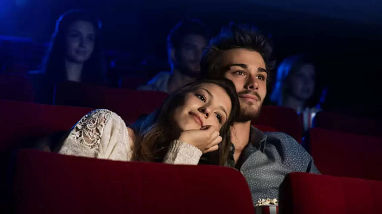 थिएटर में फिल्म देखने के दौरान क्या न करें? जानें 7 महत्वपूर्ण बातें