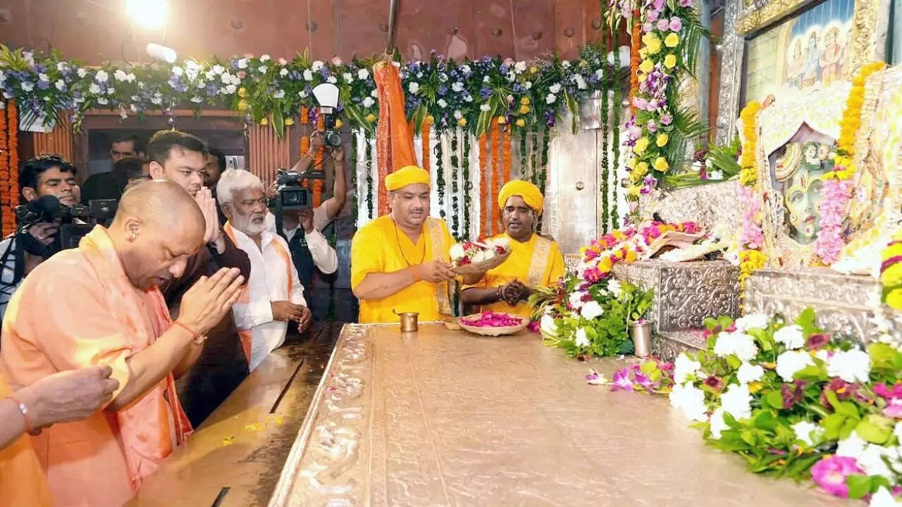 योगी आदित्यनाथ ने कृष्ण जन्माष्टमी पर बृज क्षेत्र के विकास के लिए 30,000 करोड़ रुपये की योजना की घोषणा की