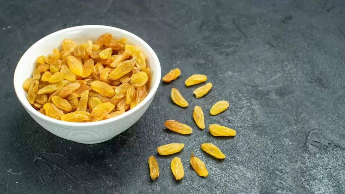 सुबह खाली पेट काली किशमिश का पानी पीने के अद्भुत फायदे