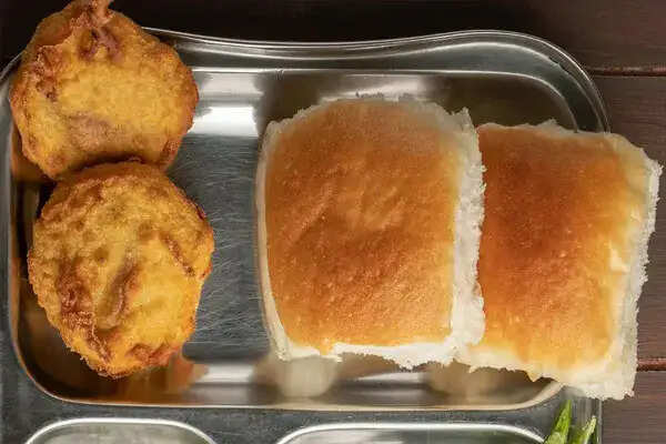 मुंबई में वड़ा पाव और पाव भाजी की कीमतों में भारी वृद्धि