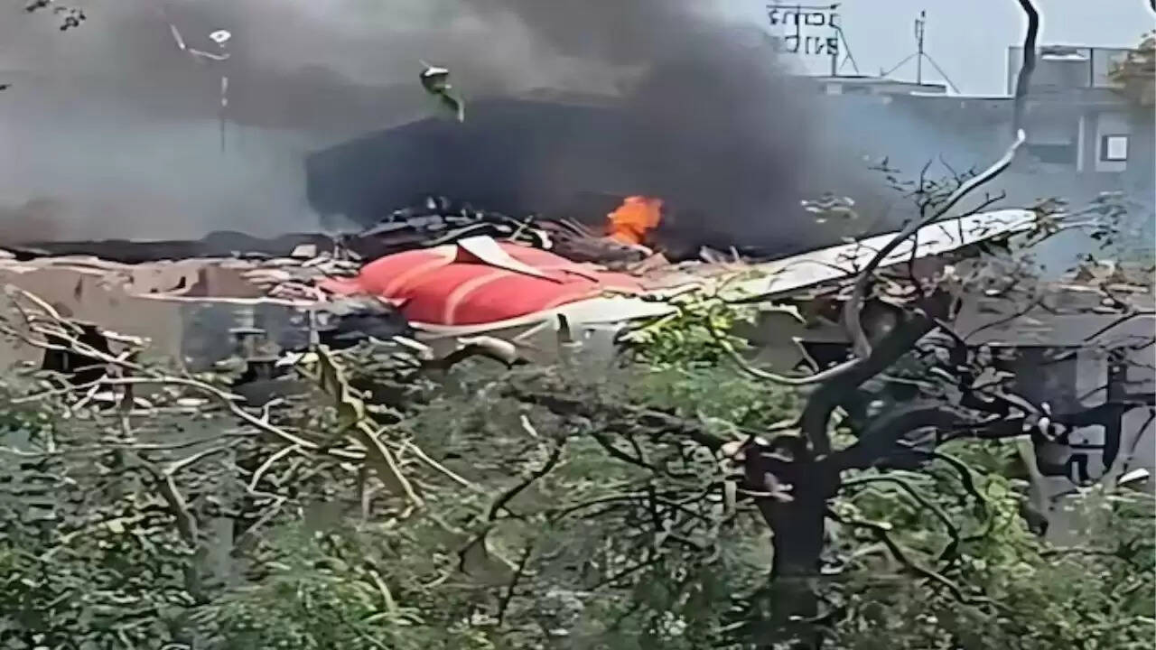 अहमदाबाद में एयर इंडिया का विमान दुर्घटनाग्रस्त, पायलटों की भूमिका पर चर्चा