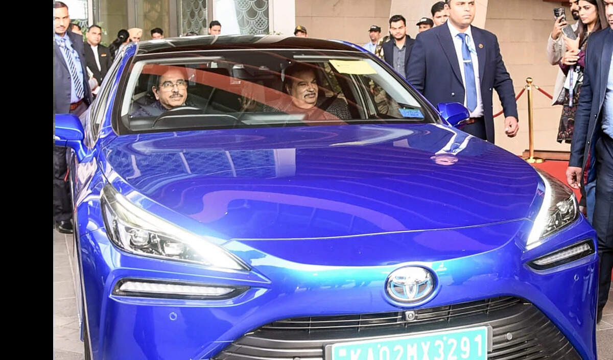 केंद्रीय मंत्री प्रह्लाद जोशी ने हाइड्रोजन इलेक्ट्रिक वाहन की सवारी की