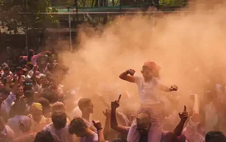 होली का जश्न: राजस्थान में विदेशी मेहमानों के साथ रंगों की बौछार