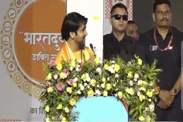 बागेश्वर धाम के पीठाधीश्वर की अनोखी अपील: चार बच्चे पैदा करें, एक RSS को दें