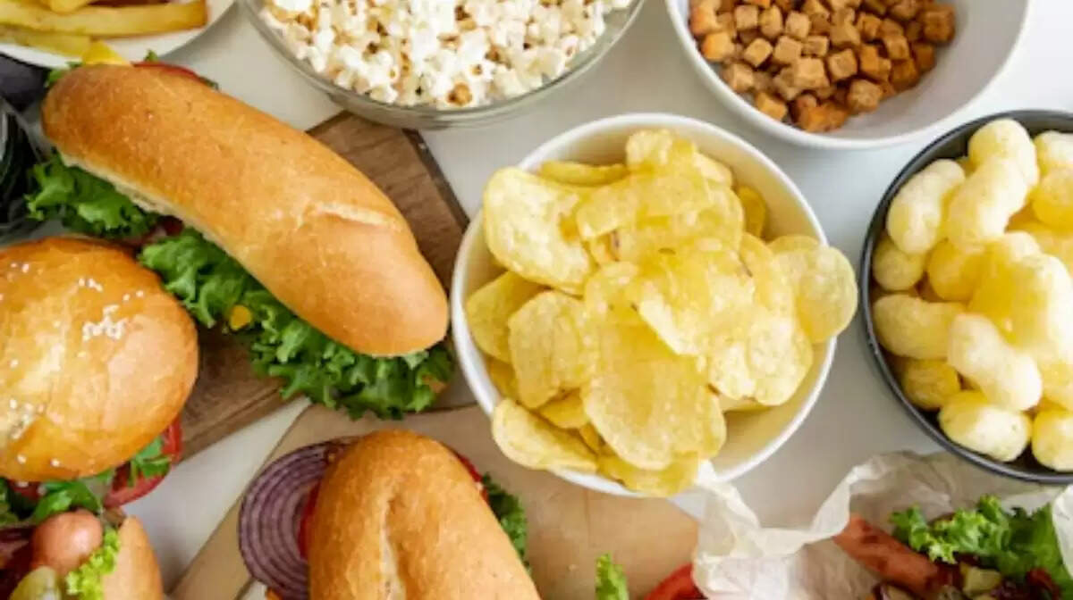 बच्चों के लिए हानिकारक खाद्य पदार्थ: जंक फूड से बचने के उपाय