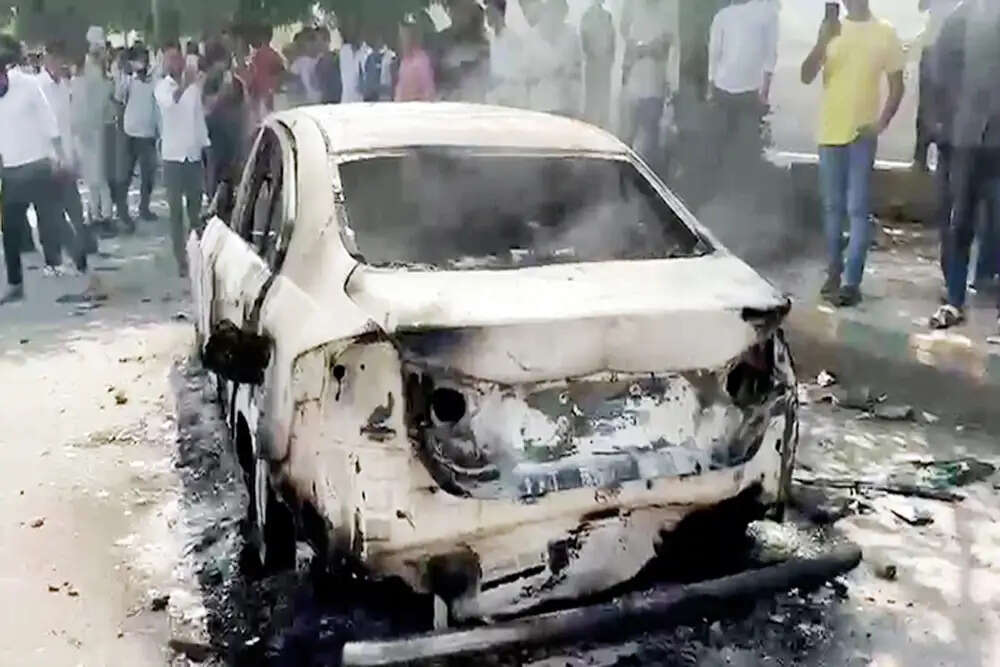 नोएडा में कर्मचारियों का प्रदर्शन: वेतन वृद्धि की मांग