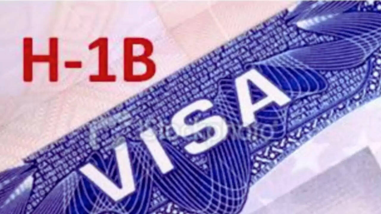 Trump का H-1B वीजा शुल्क बढ़ाने का प्रस्ताव: अमेरिका की आईटी इंडस्ट्री में हलचल