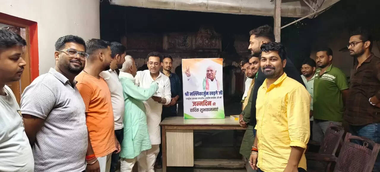 मल्लिकार्जुन खड़गे का जन्मदिन मनाया गया पूर्व विधायक अमन मणि त्रिपाठी द्वारा