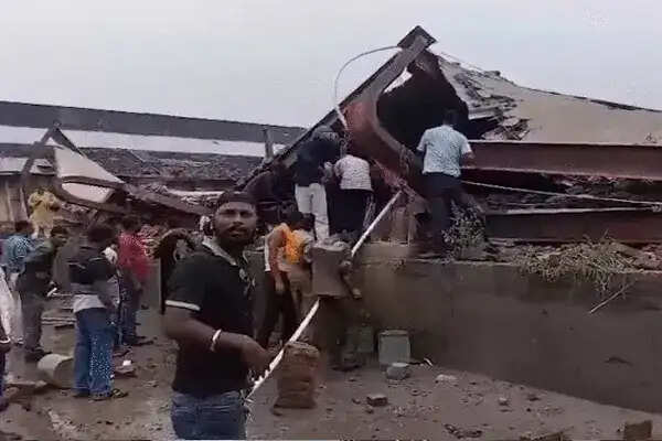कोलकाता में निर्माणाधीन गोदाम का शेड गिरने से 5 की मौत, 50 से अधिक मजदूर फंसे