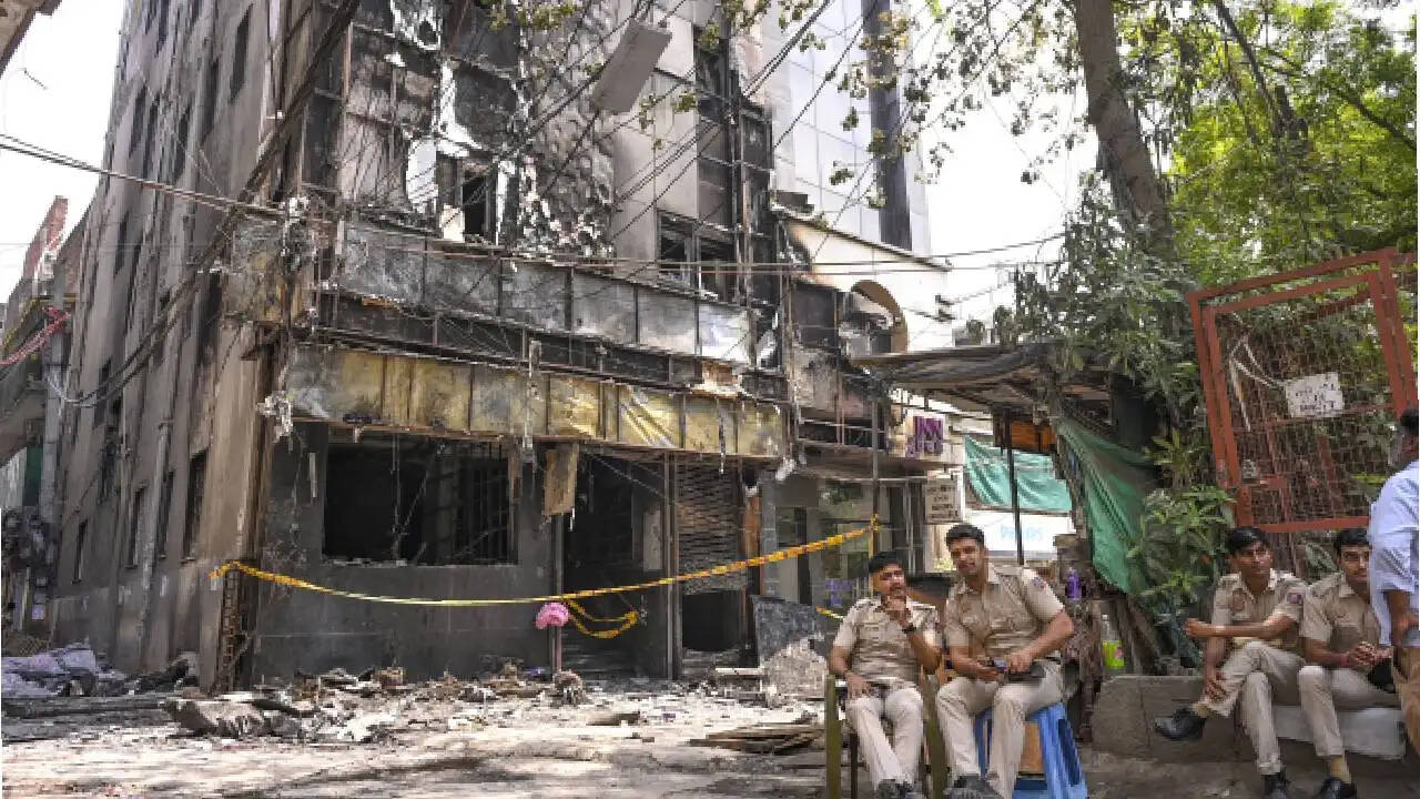 क्या Malviya Nagar अग्निकांड में अधिकारियों को बचाने की साजिश हो रही है?