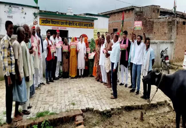 जालौन में समाजवादियों का स्कूलों के खिलाफ प्रदर्शन
