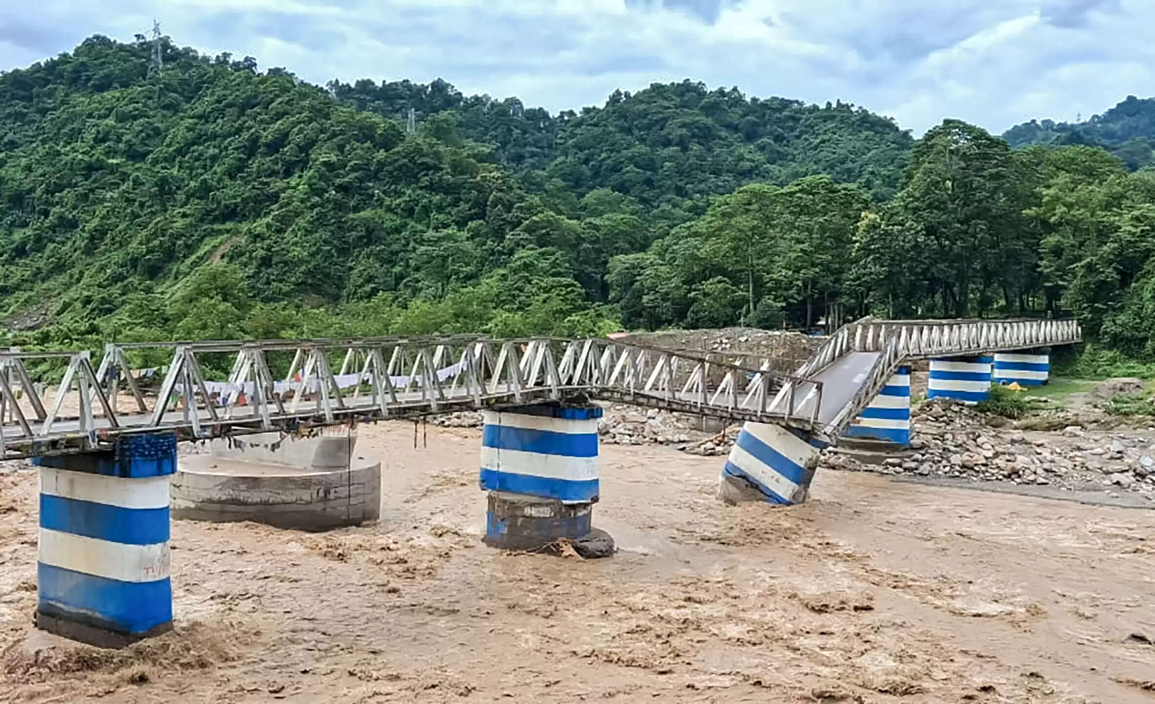 उत्तर बंगाल आपदा : मातमगाह बनी मॉडल विलेज, बाढ़ में बह गए लोगों के सपने