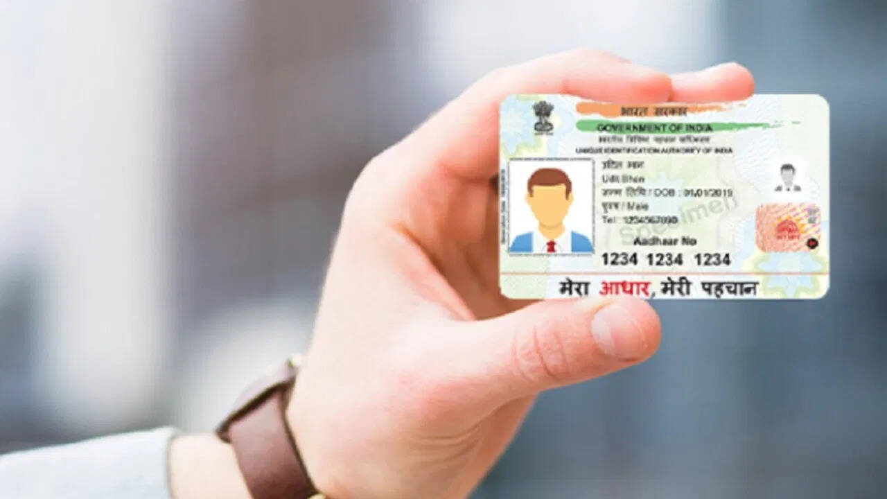 पीवीसी आधार कार्ड: दुकानों से बनवाना है सही या गलत?