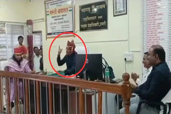 नांदेड़ के तहसीलदार का गाना गाना बना निलंबन का कारण