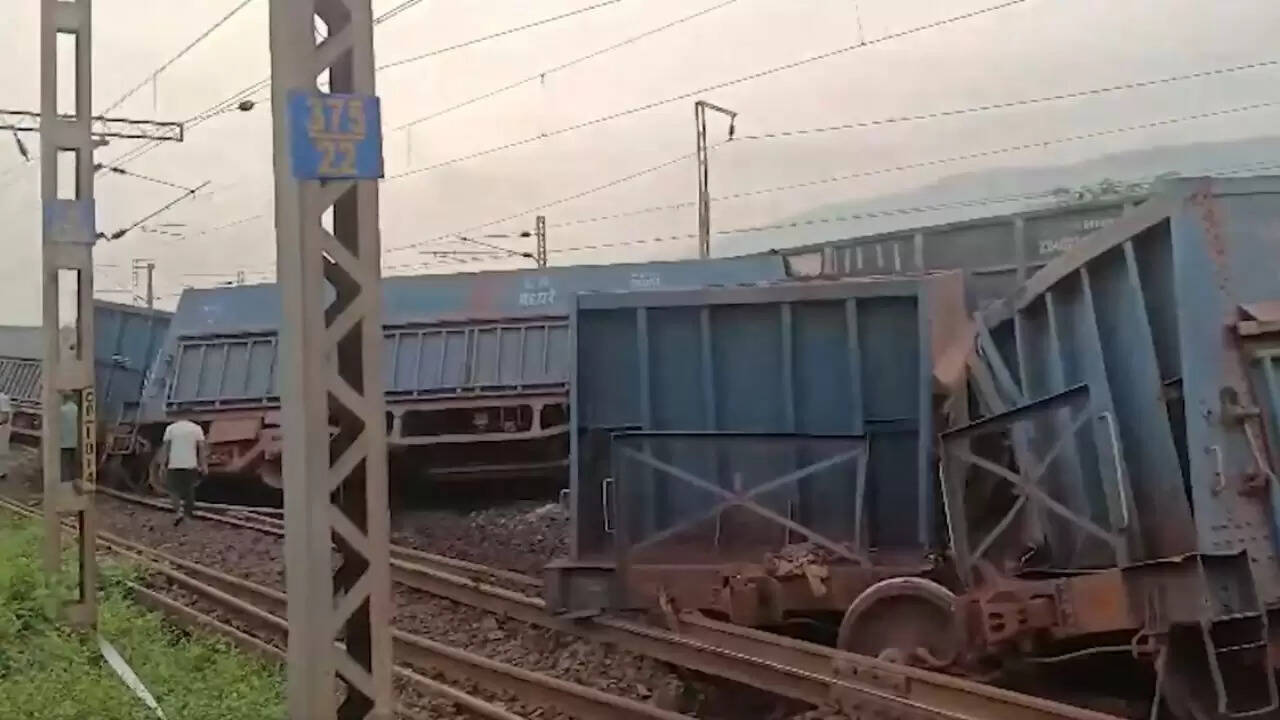 झारखंड में मालगाड़ी के डिब्बे पटरी से उतरे, राहत कार्य जारी