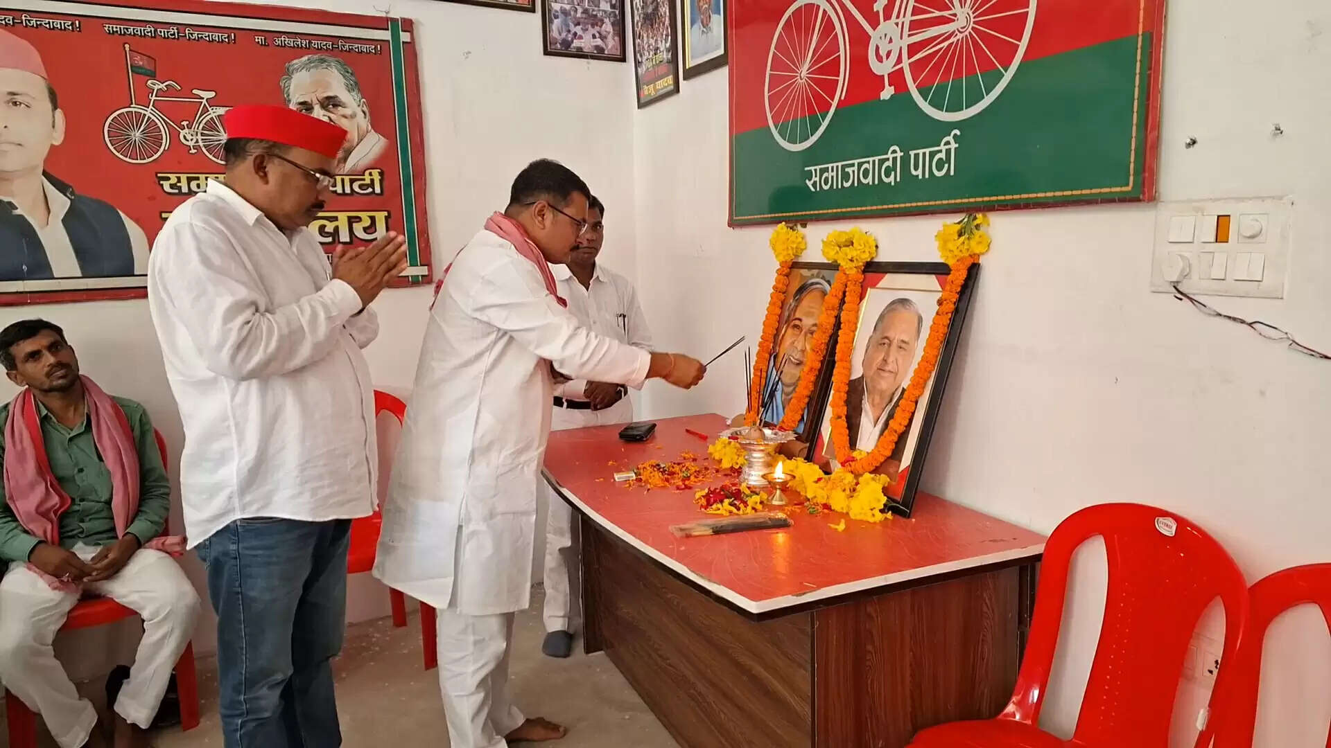 समाजवादी पार्टी ने मुलायम सिंह यादव की पुण्यतिथि मनाई