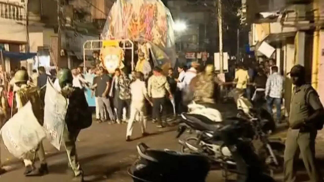 बुलढाणा में दुर्गा पूजा जुलूस के दौरान पथराव से तनाव