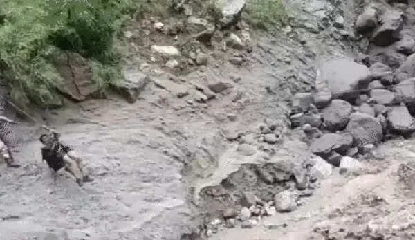 हिमाचल प्रदेश में किन्नौर में बादल फटने से कैलाश यात्रा प्रभावित