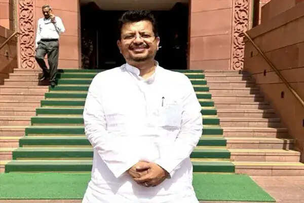 पश्चिम बंगाल में ममता बनर्जी को बड़ा राजनीतिक झटका, बागी विधायकों ने नया नेतृत्व चुना