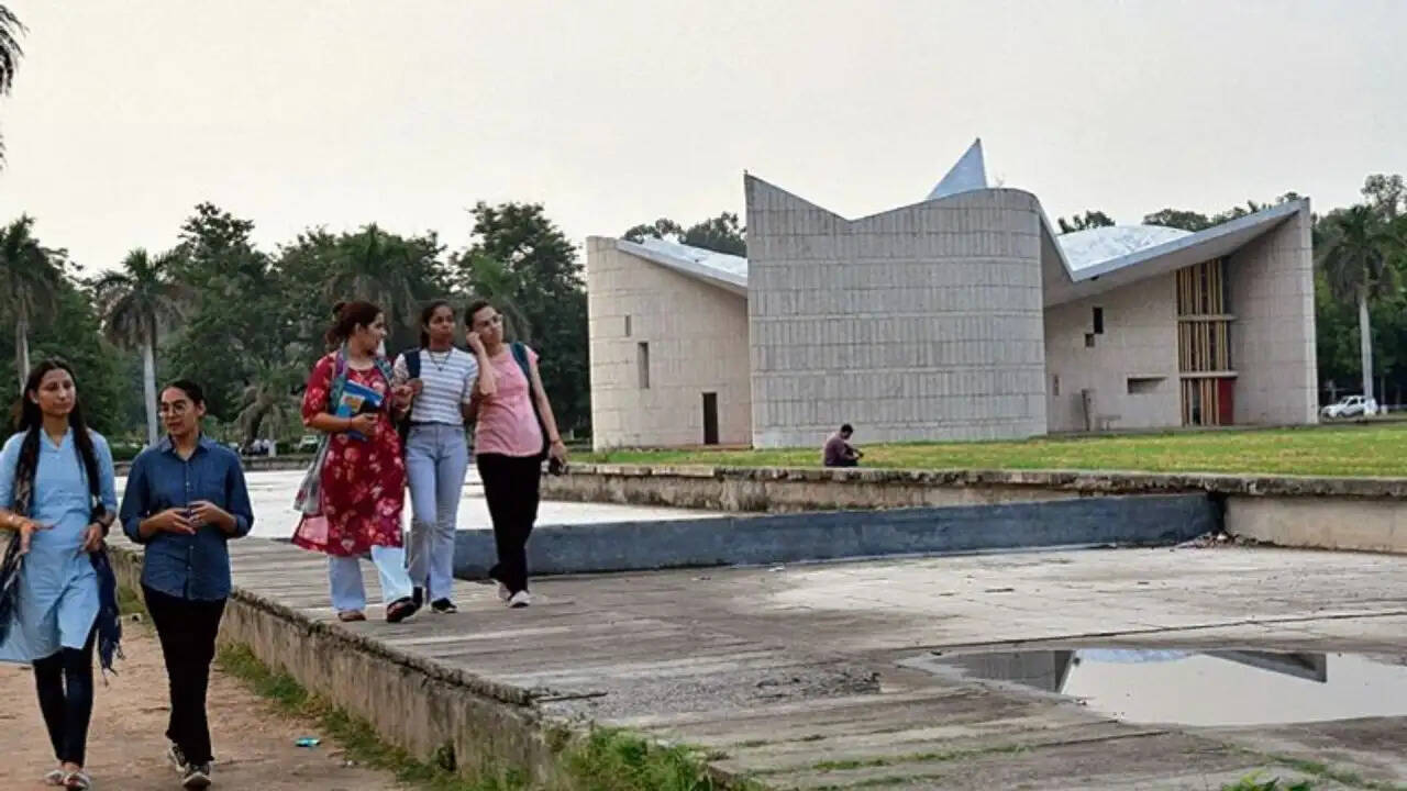 पंजाब यूनिवर्सिटी ने ट्रांसजेंडर विद्यार्थियों के लिए शुरू की हेल्पलाइन
