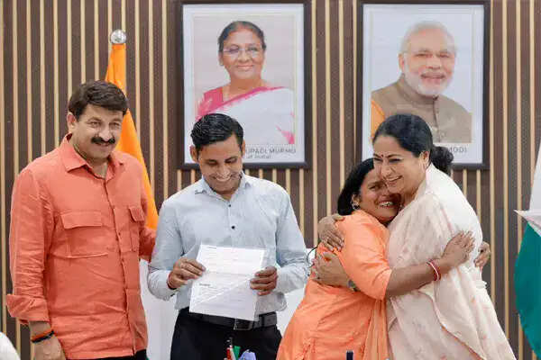 हर्ष विहार में बिजली संकट का समाधान: मुख्यमंत्री रेखा गुप्ता ने 36 परिवारों को दिए कनेक्शन