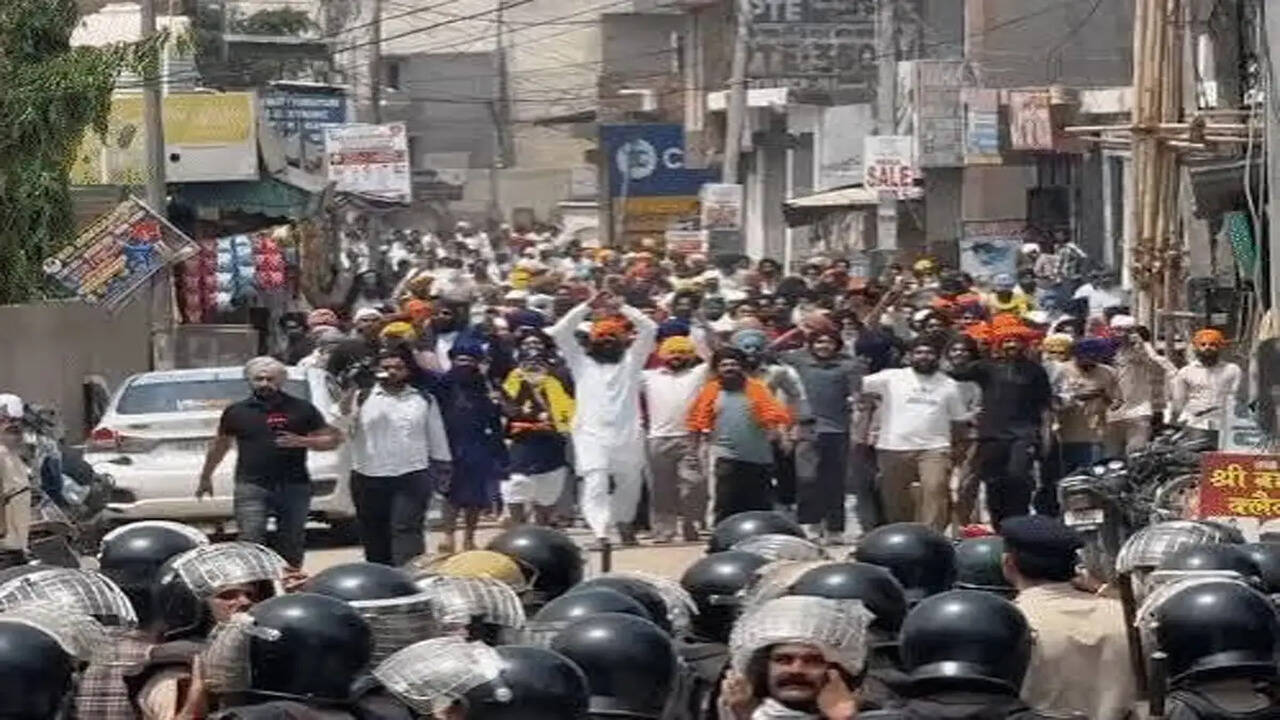 हरियाणा में हिंदू नेता के खिलाफ प्रदर्शन, NH-44 पर जाम
